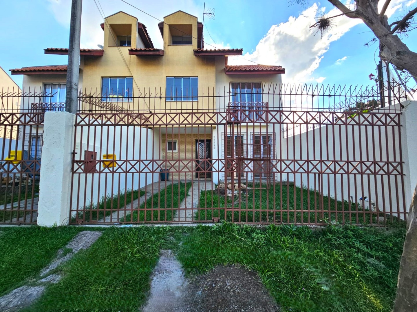 Sobrado para locacao no Hauer em Curitiba com 100,43m² por R$ 3.000,00