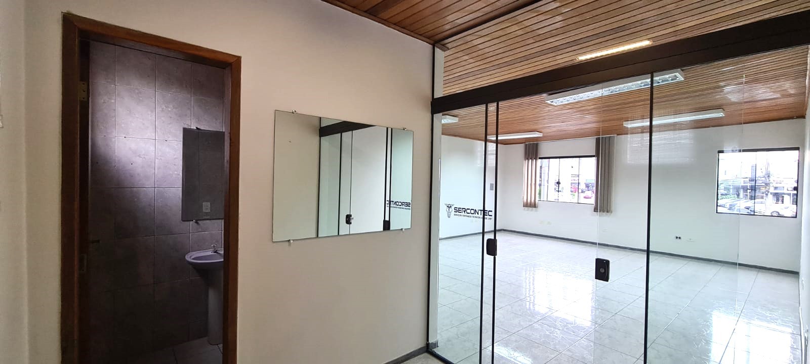 Conjunto Comercial para locacao no Uberaba em Curitiba com 55m² por R$ 2.200,00