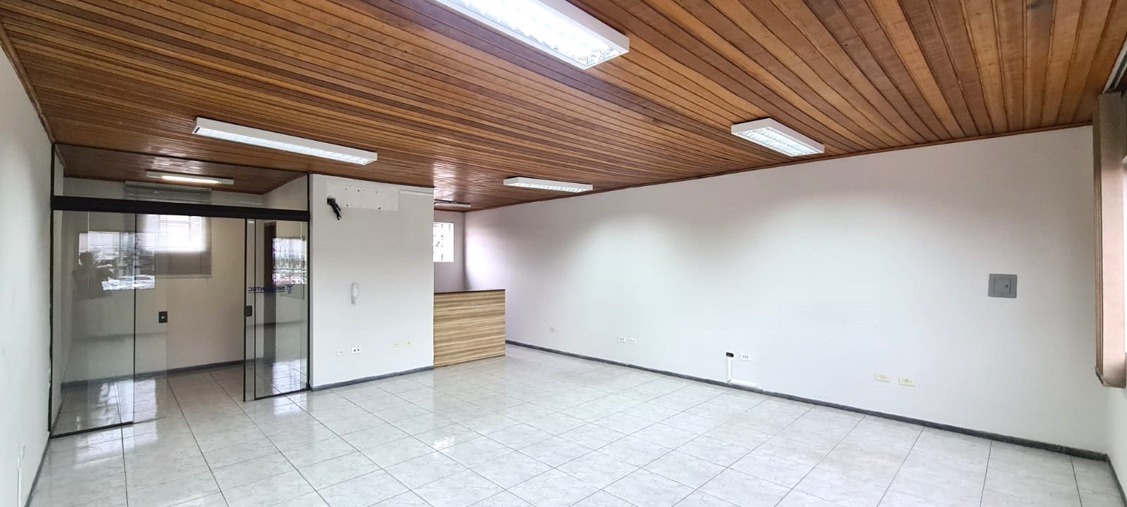 Conjunto Comercial para locacao no Uberaba em Curitiba com 55m² por R$ 2.200,00