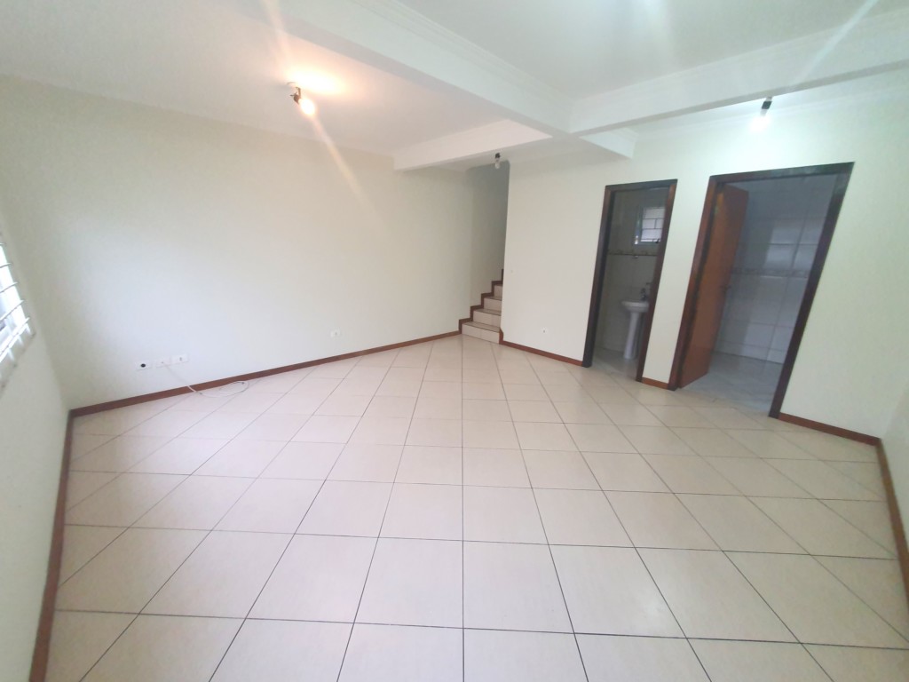 Sobrado para locacao no Xaxim em Curitiba com 99m² por R$ 2.200,00