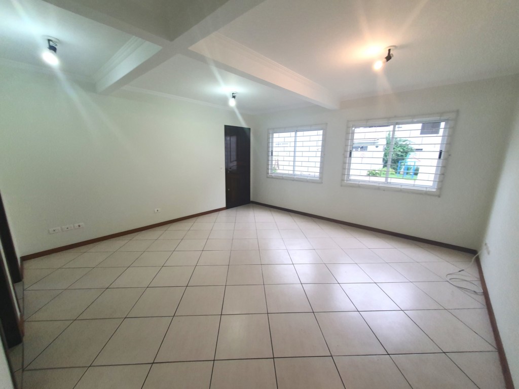 Sobrado para locacao no Xaxim em Curitiba com 99m² por R$ 2.200,00