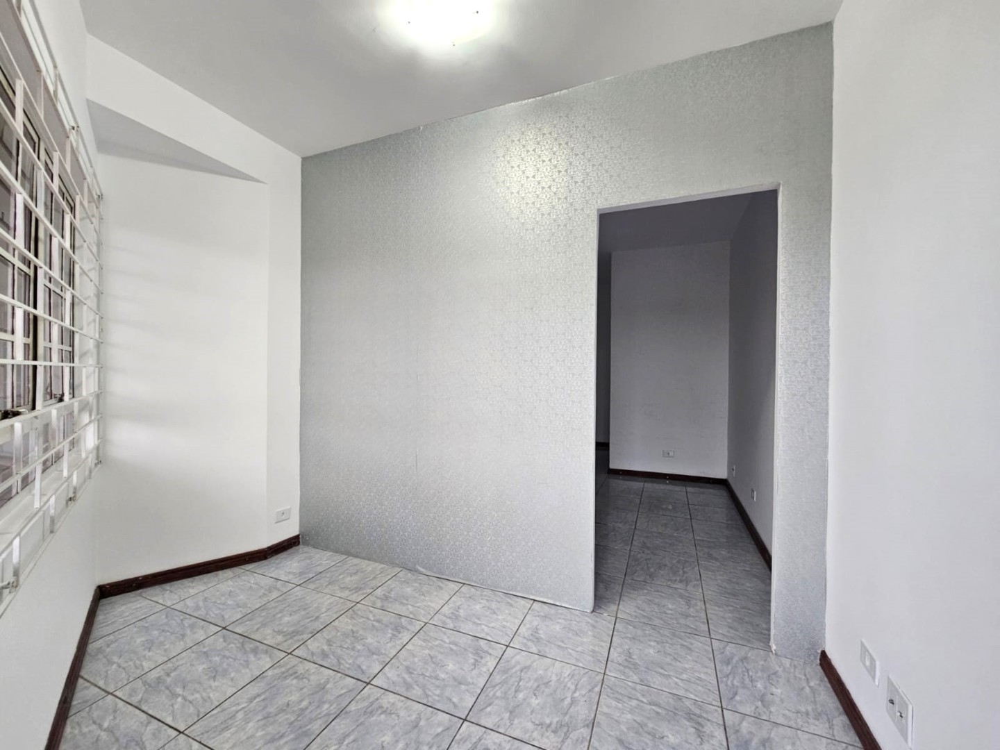 Conjunto Comercial para locacao no Uberaba em Curitiba com 23m² por R$ 700,00