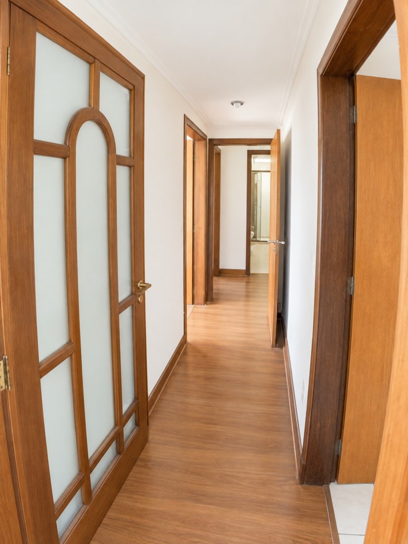 Corredor Claro com Portas de Madeira.png