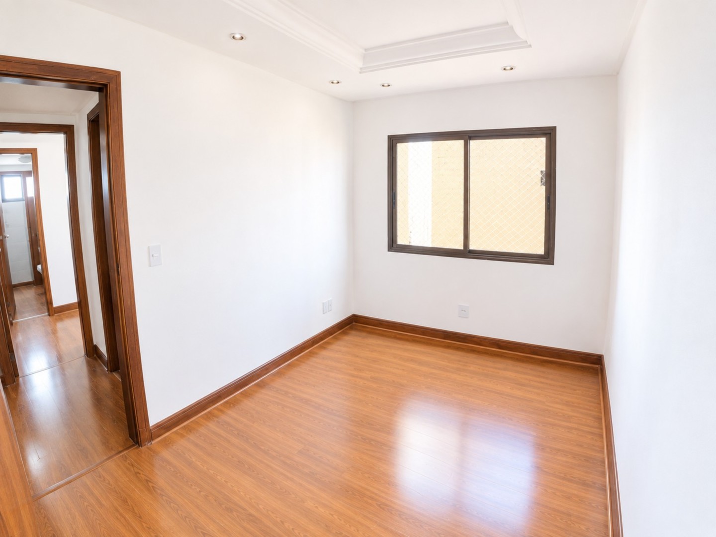 Interior moderno com piso de madeira e janela luminosa.png