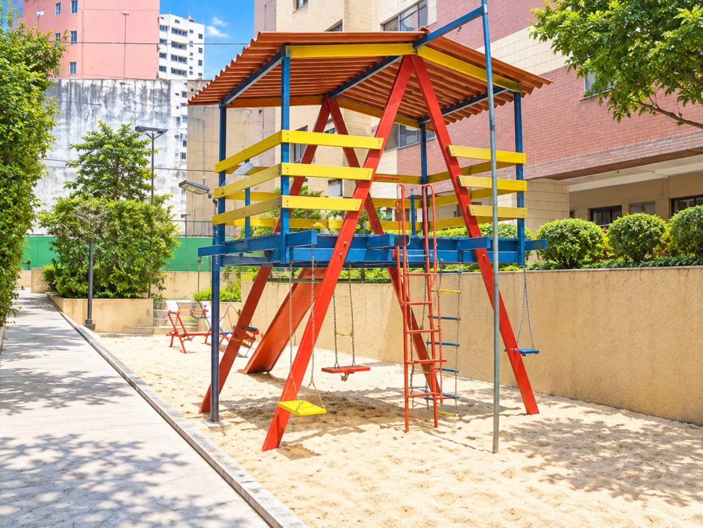 Playground Colorido Sob o Sol.png