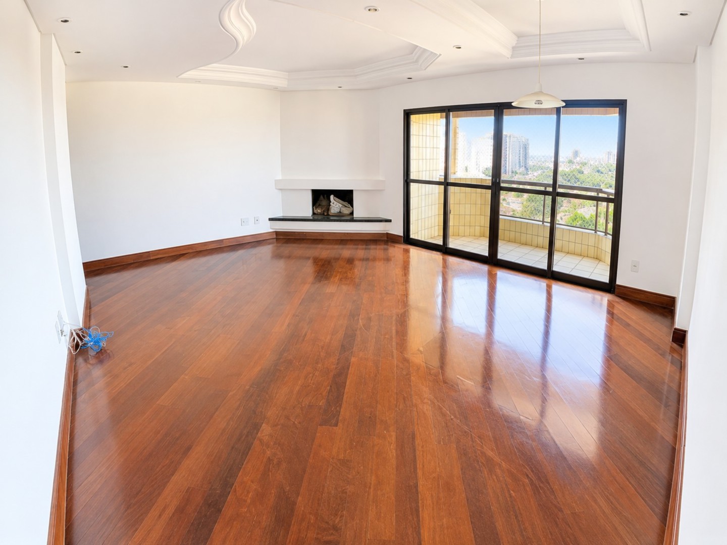 Sala Ampla com Lareira e Varanda Envidraçada.png