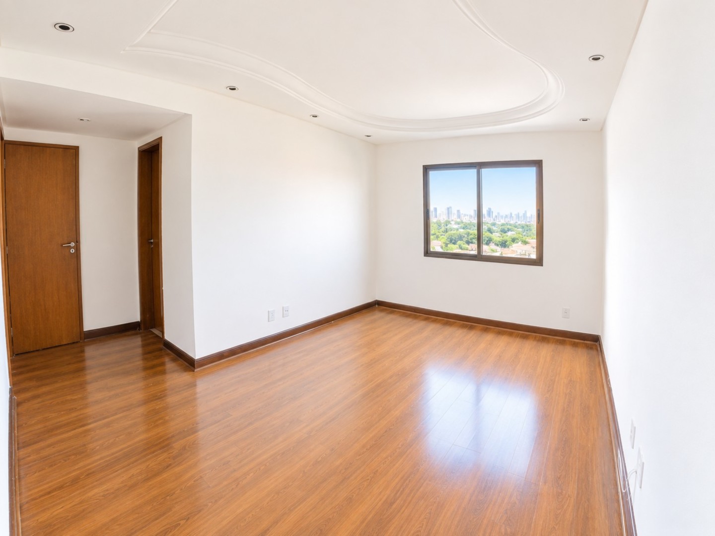 Sala iluminada com janela e teto decorado.png