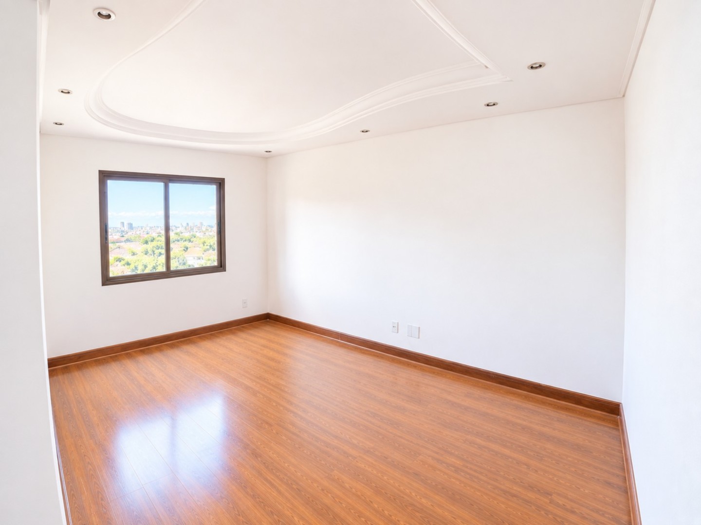 Sala Moderna Vazia com Teto Decorado.png