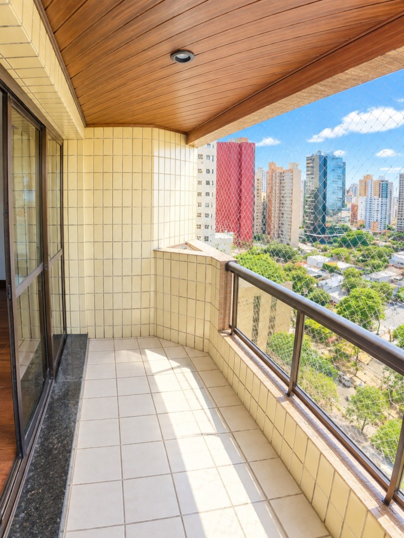 Varanda ensolarada com vista urbana.png