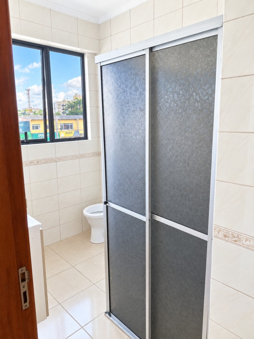 Banheiro Claro com Box Decorativo.png