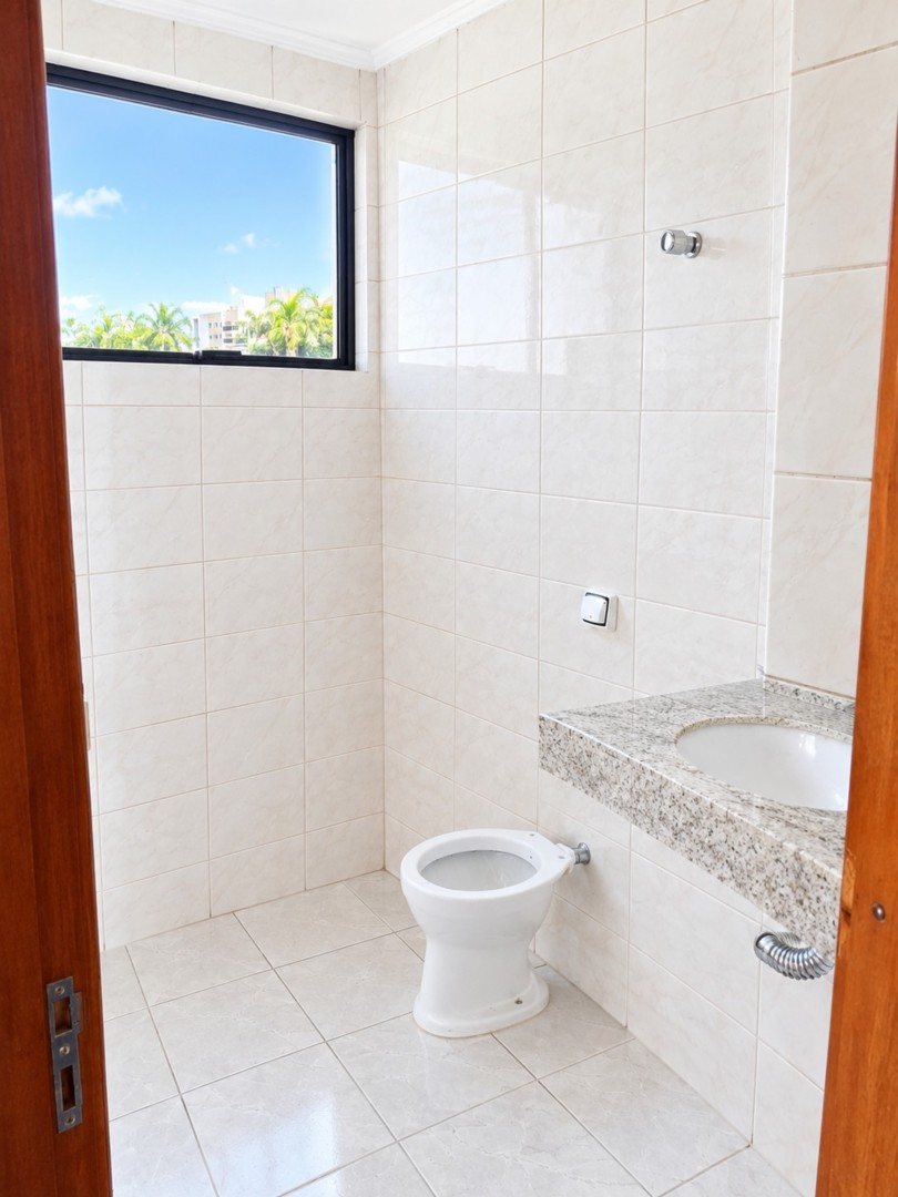 Banheiro Moderno com Vista Tropical.png