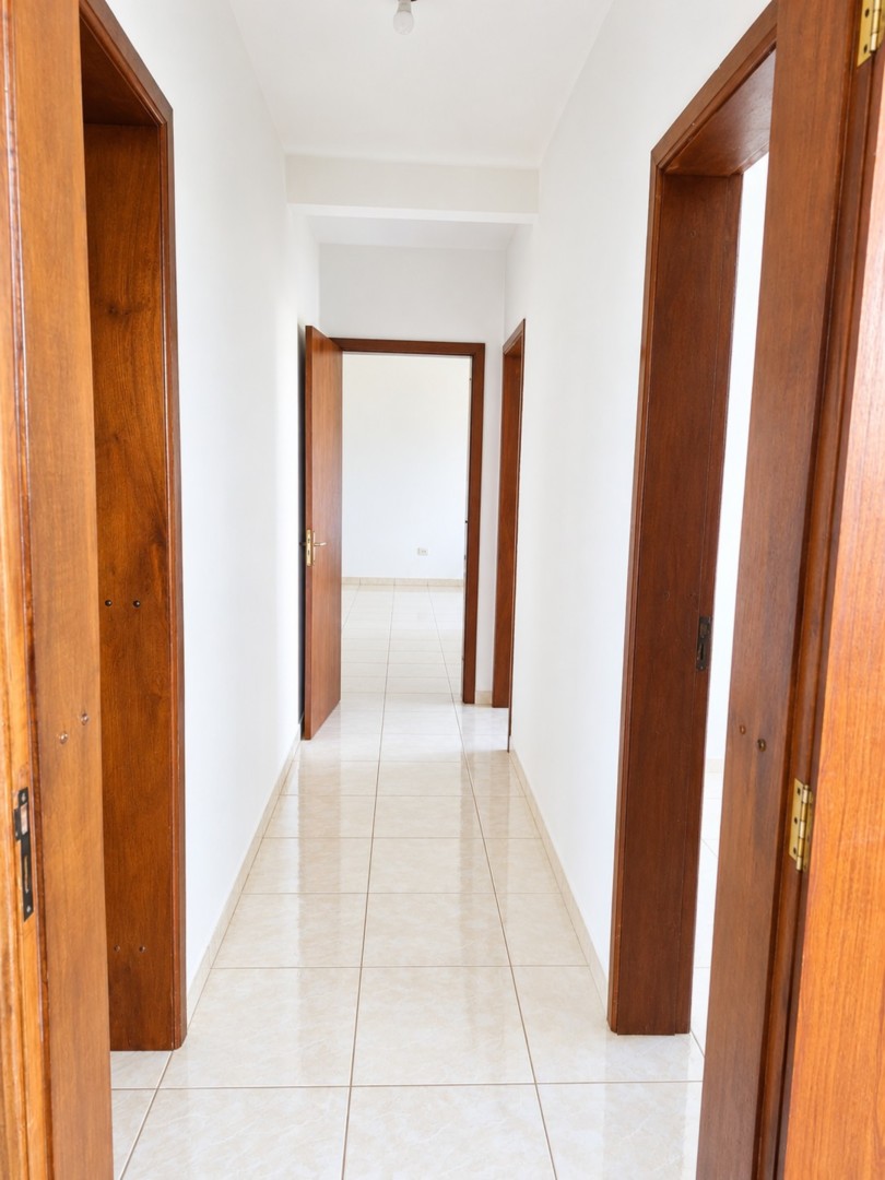 Corredor Claro com Porta Aberta.png