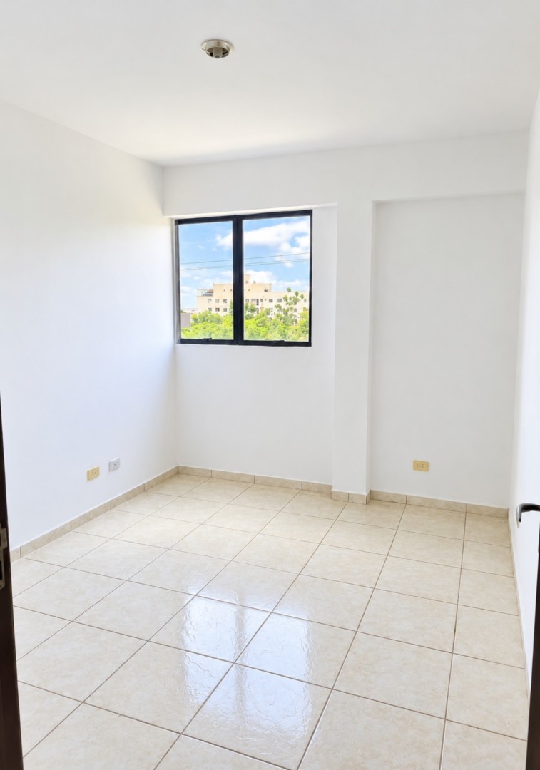 Quarto Branco Vazio e Iluminado.png