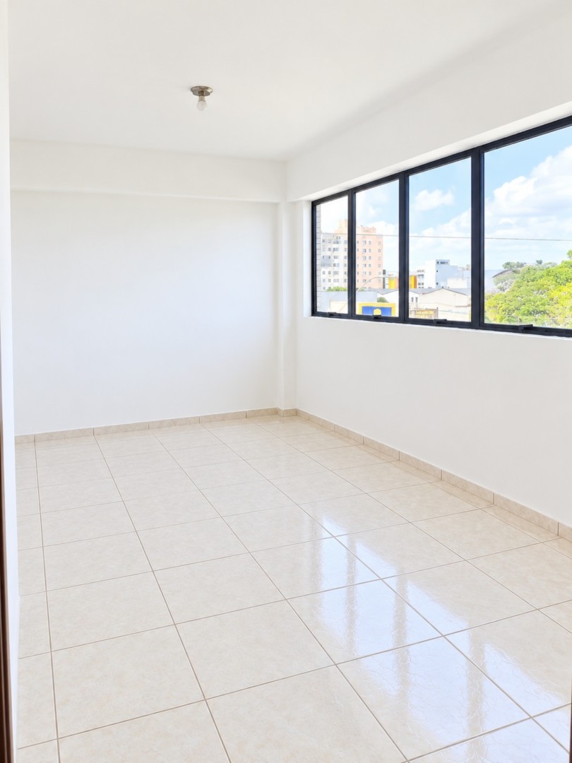 Sala Minimalista com Janela Panorâmica.png