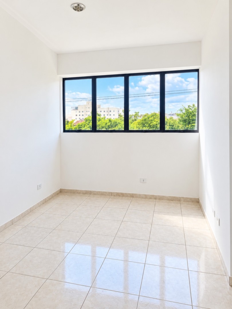 Sala Vazia com Janela Panorâmica.png