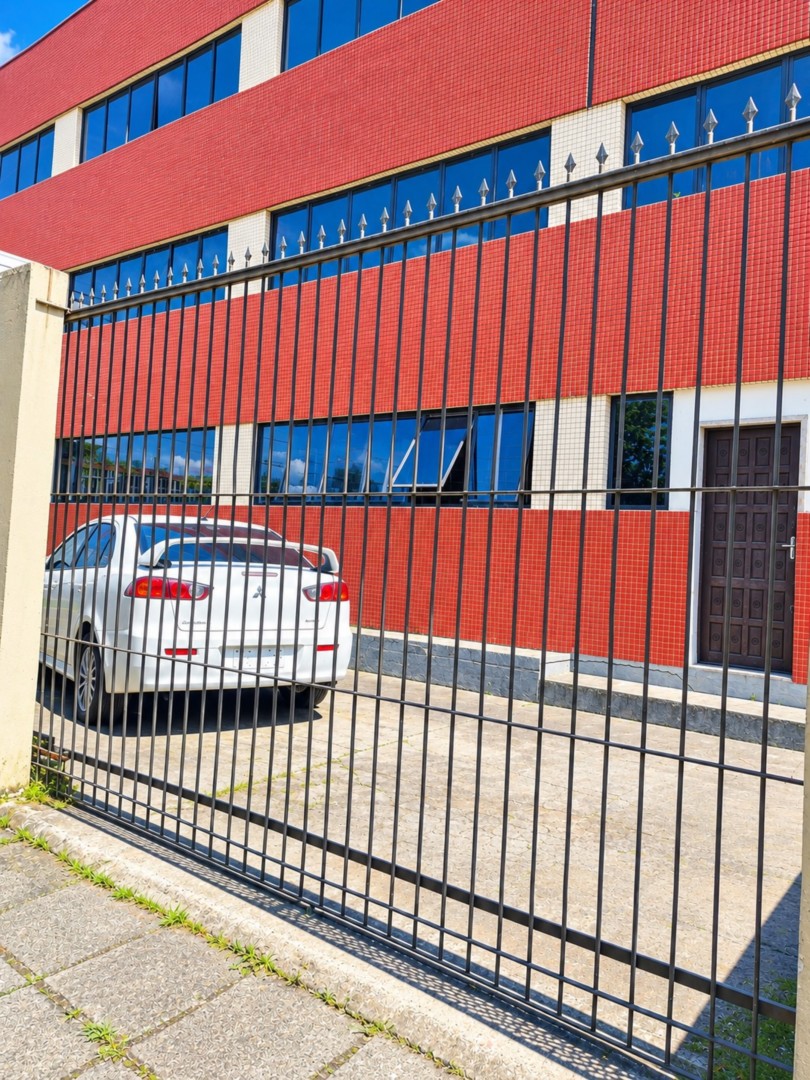 Fachada Vermelha Atrás do Portão.png
