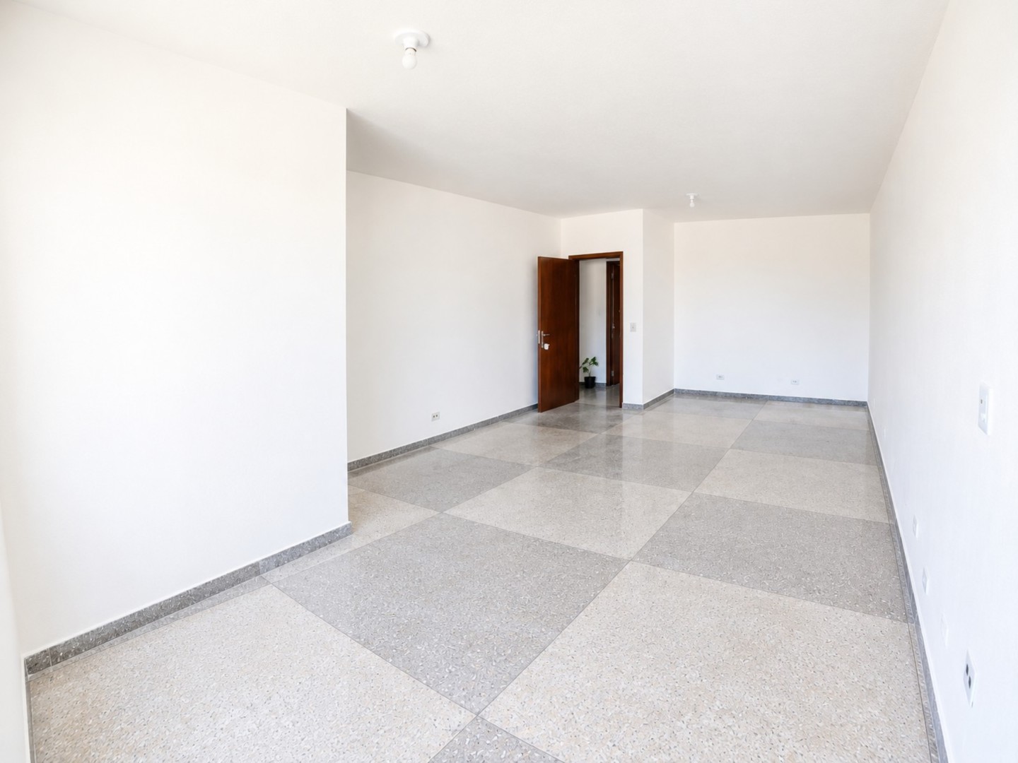 Conjunto Comercial para locacao no Boqueirao em Curitiba com 25m² por R$ 1.300,00