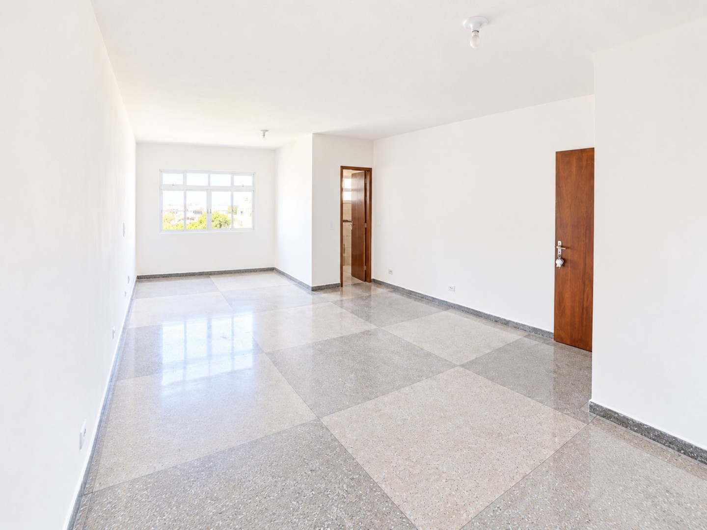 Conjunto Comercial para locacao no Boqueirao em Curitiba com 25m² por R$ 1.300,00