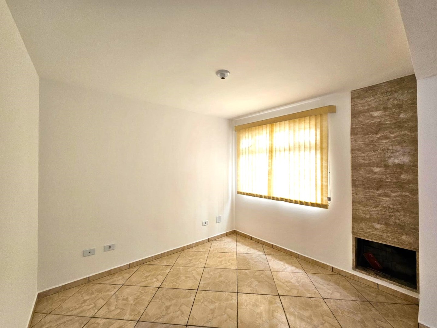 Sobrado para locacao no Xaxim em Curitiba com 74,14m² por R$ 2.200,00