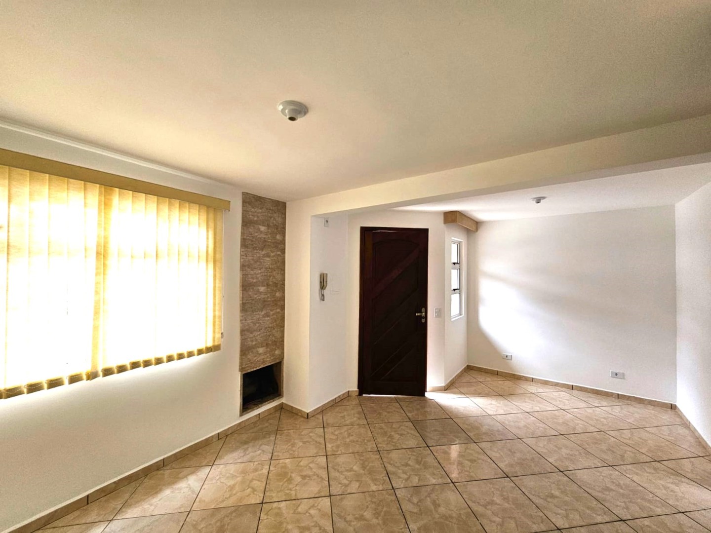 Sobrado para locacao no Xaxim em Curitiba com 74,14m² por R$ 2.200,00