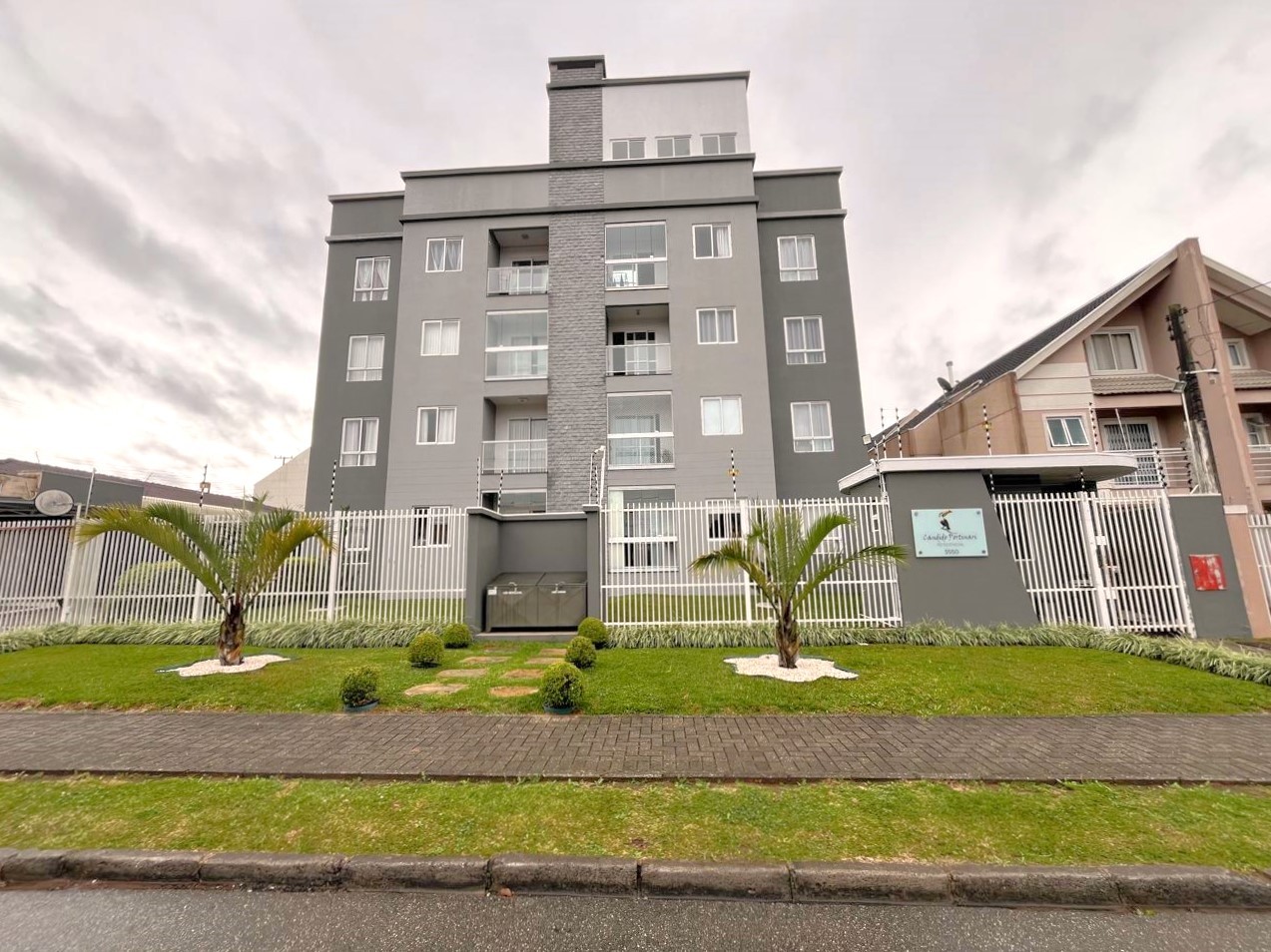 Apartamento para locacao no Boqueirao em Curitiba com 59,64m² por R$ 1.800,00