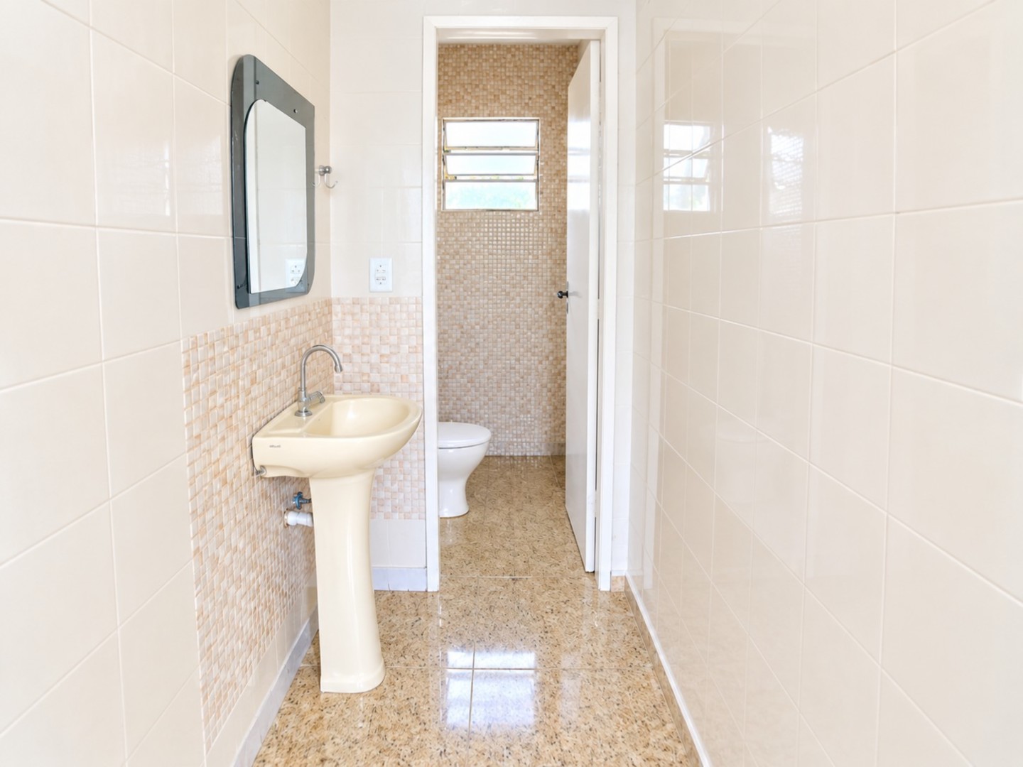 Banheiro Claro com Pia e Lavabo ao Fundo.png