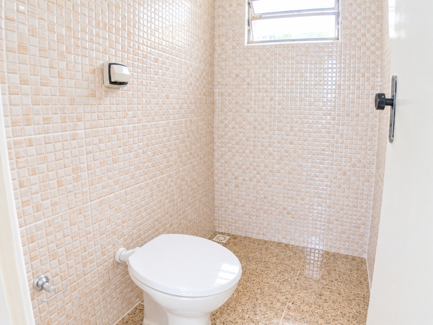 Banheiro compacto com janela e mosaicos???.png
