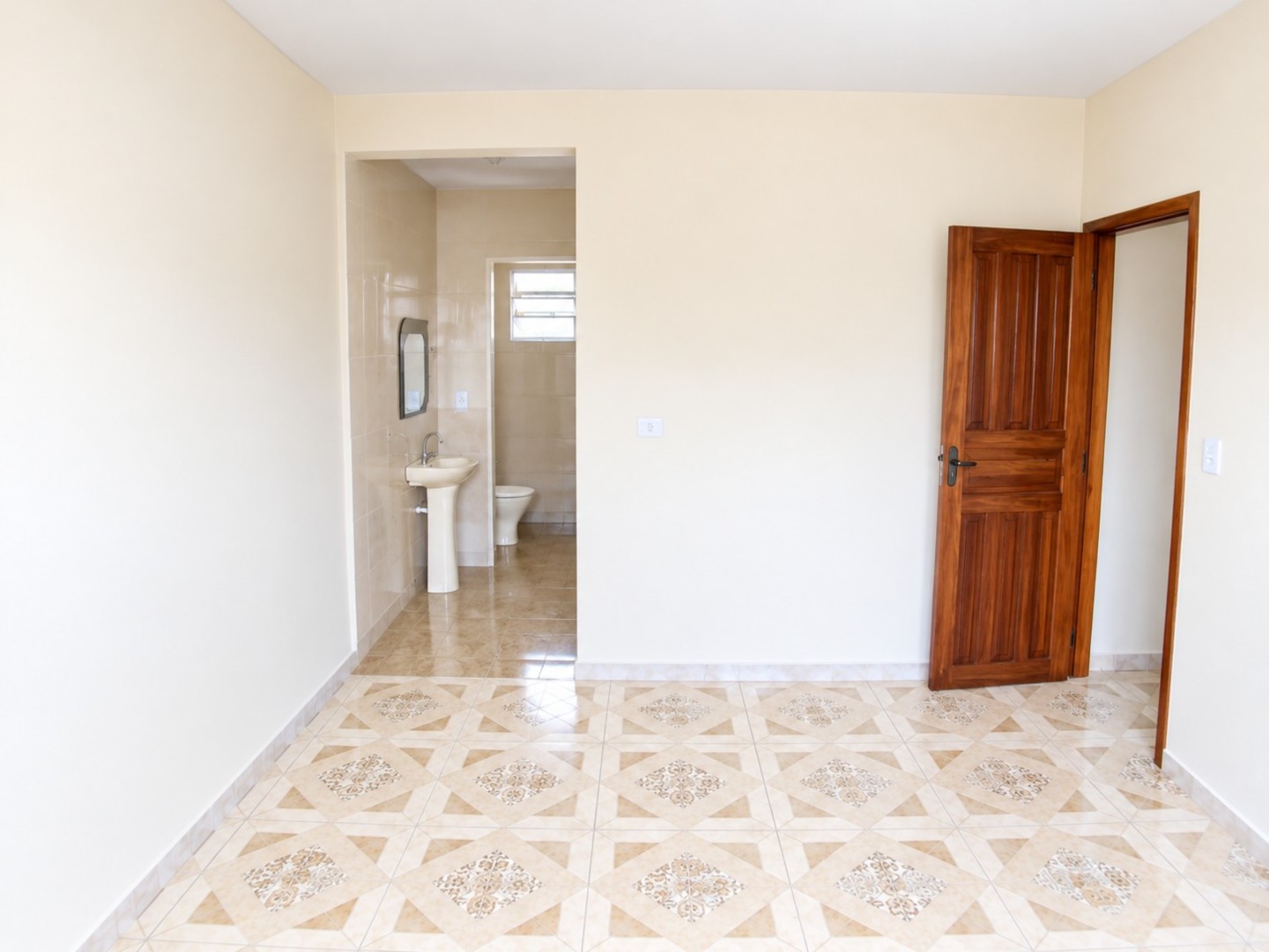 Interior vazio com piso geométrico brilhante.png