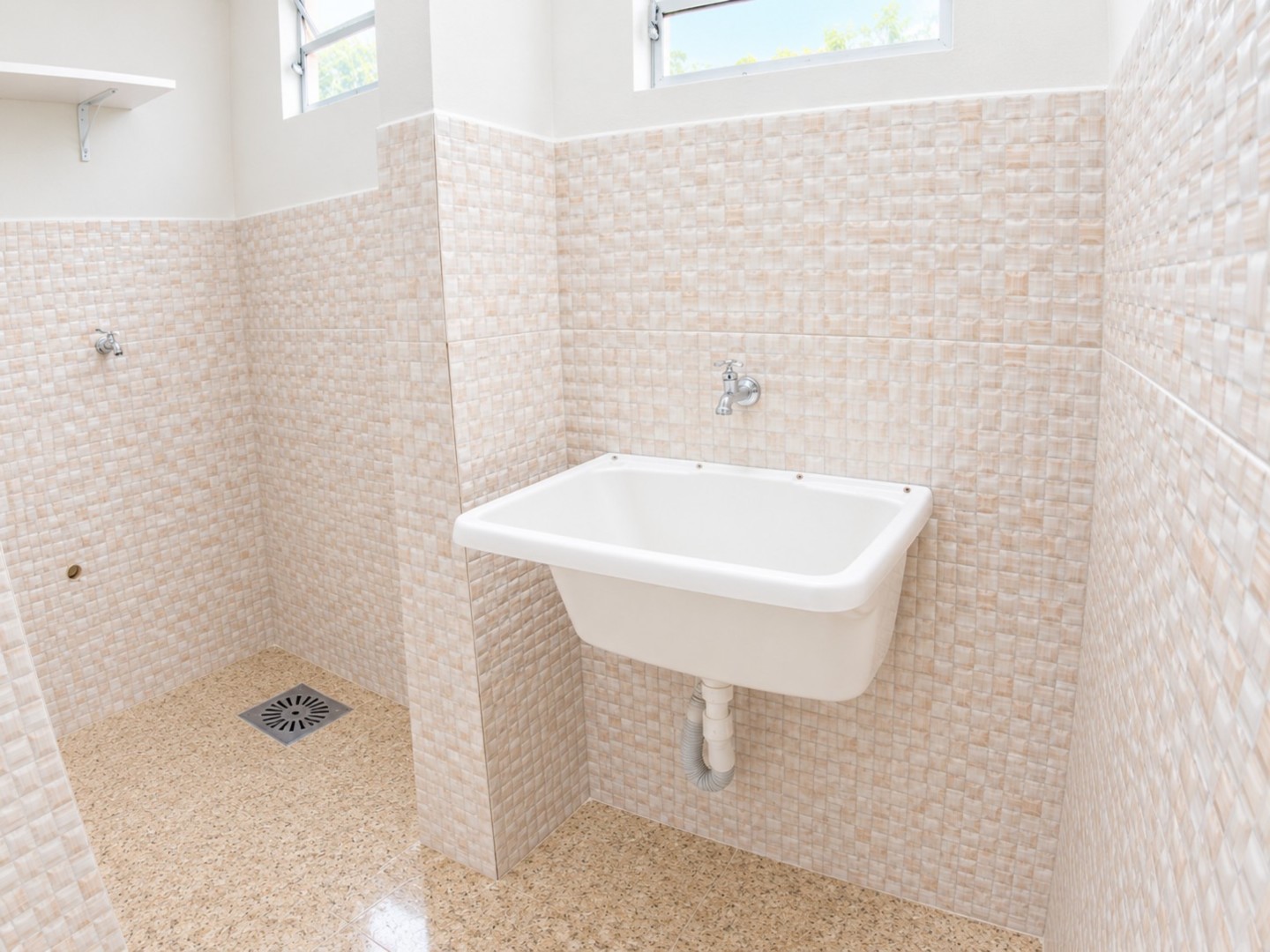 Lavanderia Clara com Pia e Azulejos.png