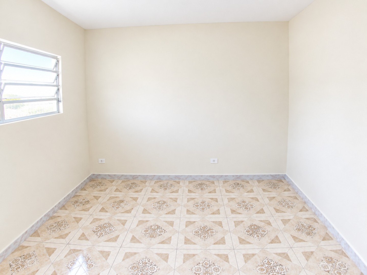 Quarto Vazio com Piso Geométrico e Luz Natural.png