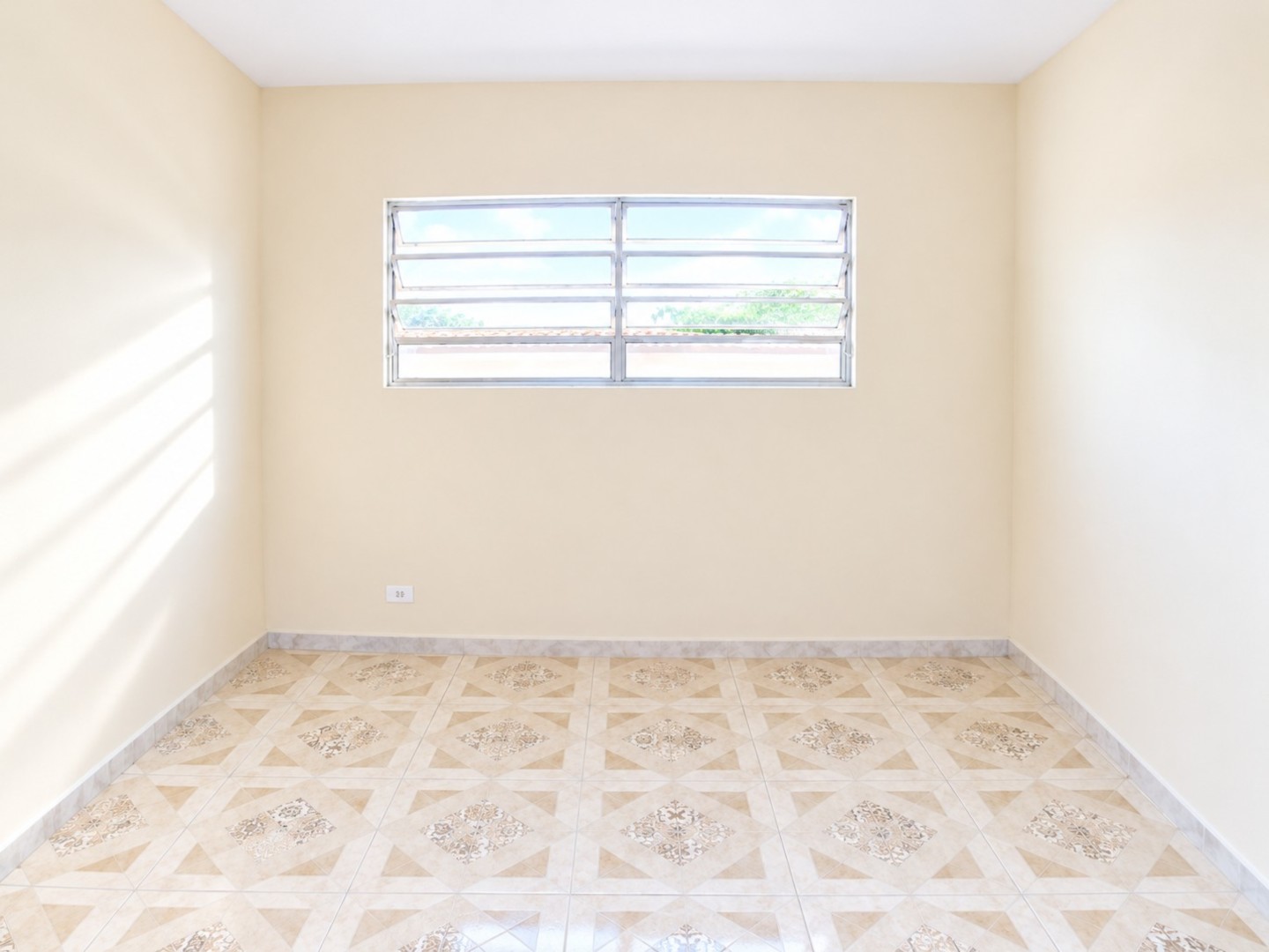 Sala Vazia com Janela Veneziana.png