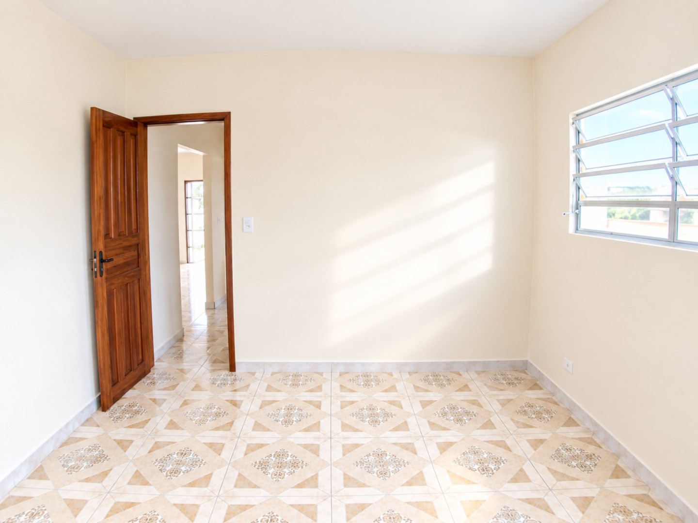 Sala Vazia com Luz Natural e Janela Veneziana (1).png