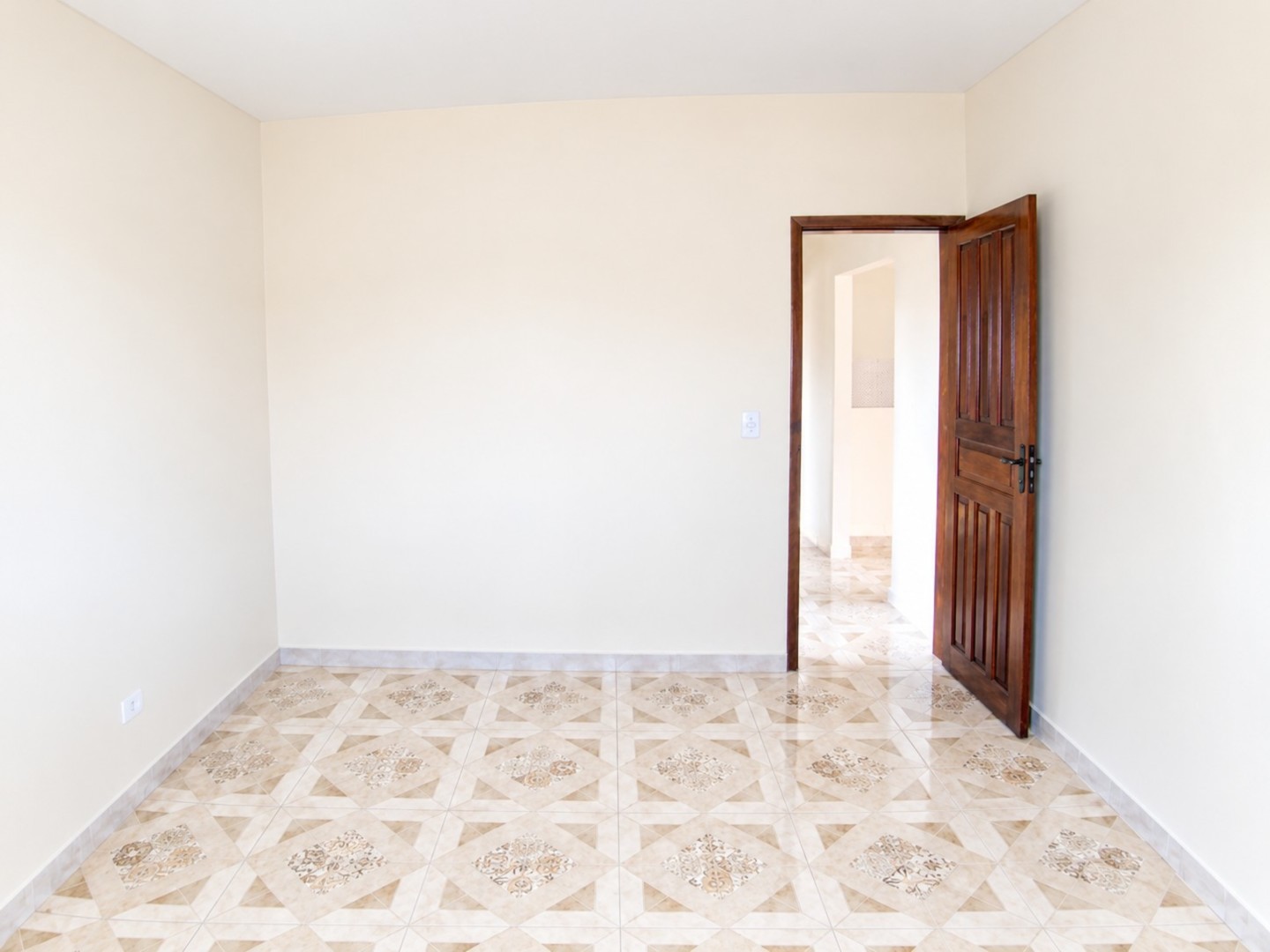Sala Vazia com Porta de Madeira.png