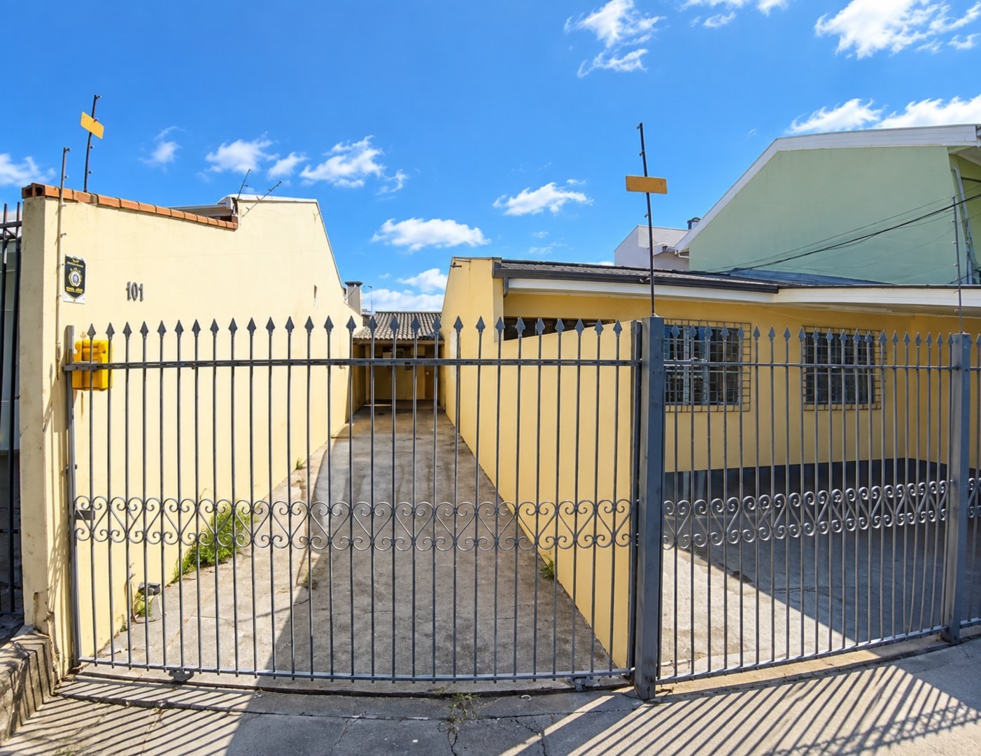 Casa Residencial para locacao no Xaxim em Curitiba com 75m² por R$ 2.280,00