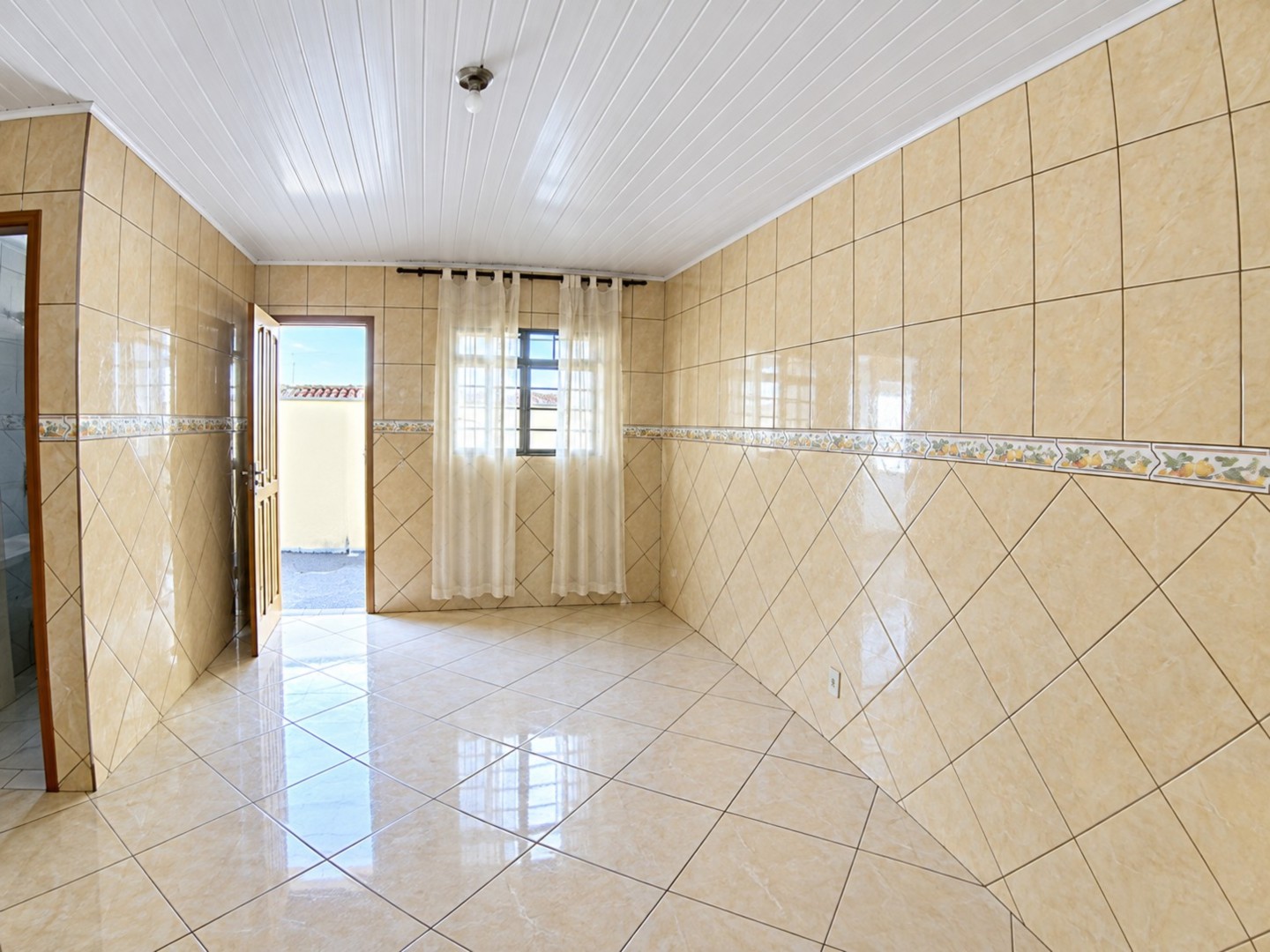 Casa Residencial para locacao no Xaxim em Curitiba com 75m² por R$ 2.280,00