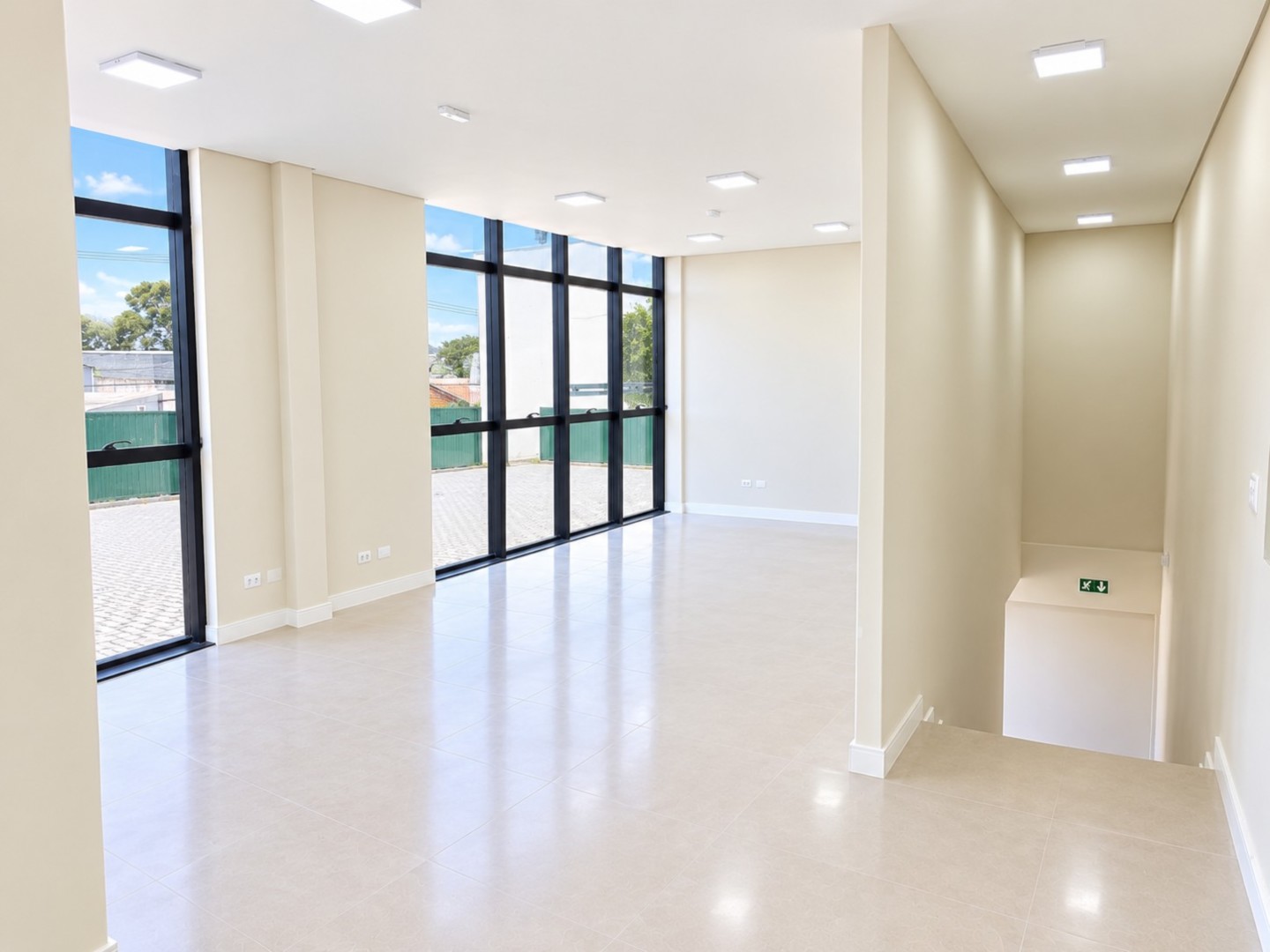 Espaço comercial moderno e vazio (1).png