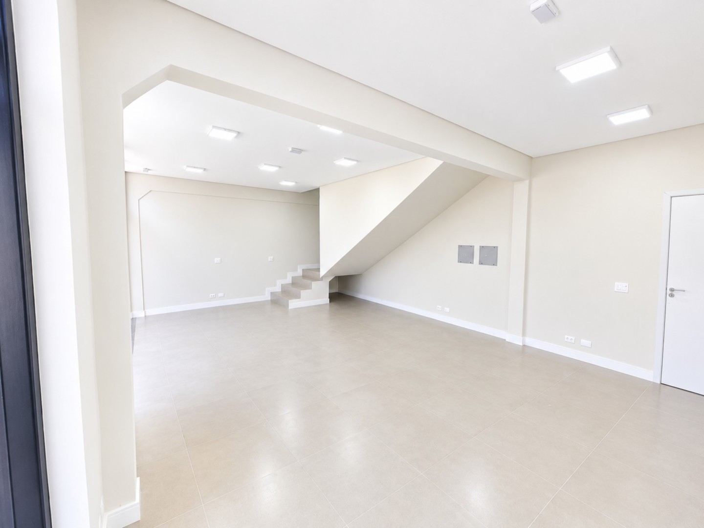 Espaço Moderno com Escada e Iluminação LED.png