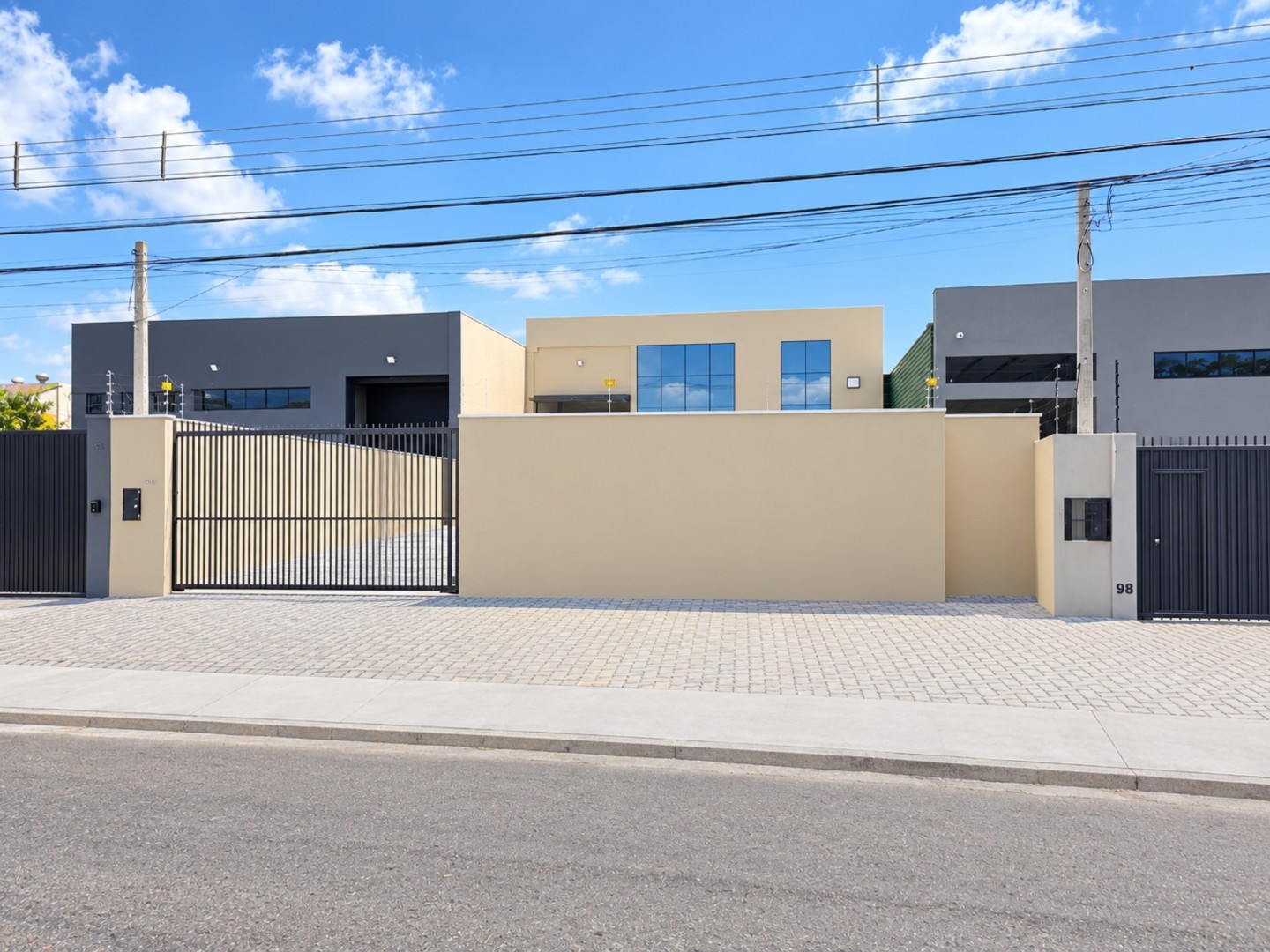 Fachada moderna com portão e número 98.png
