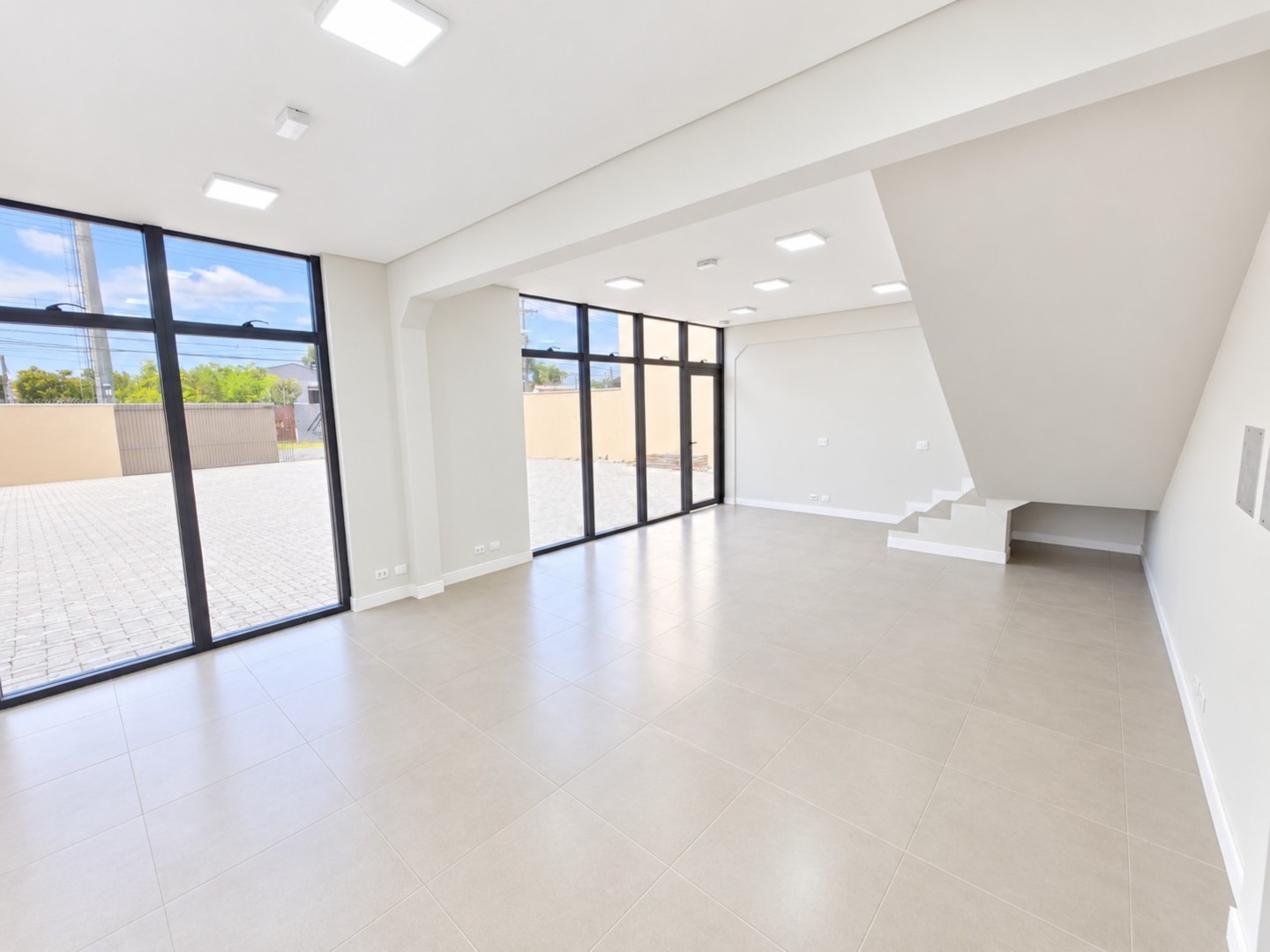 Interior Moderno Iluminado com Escada.png