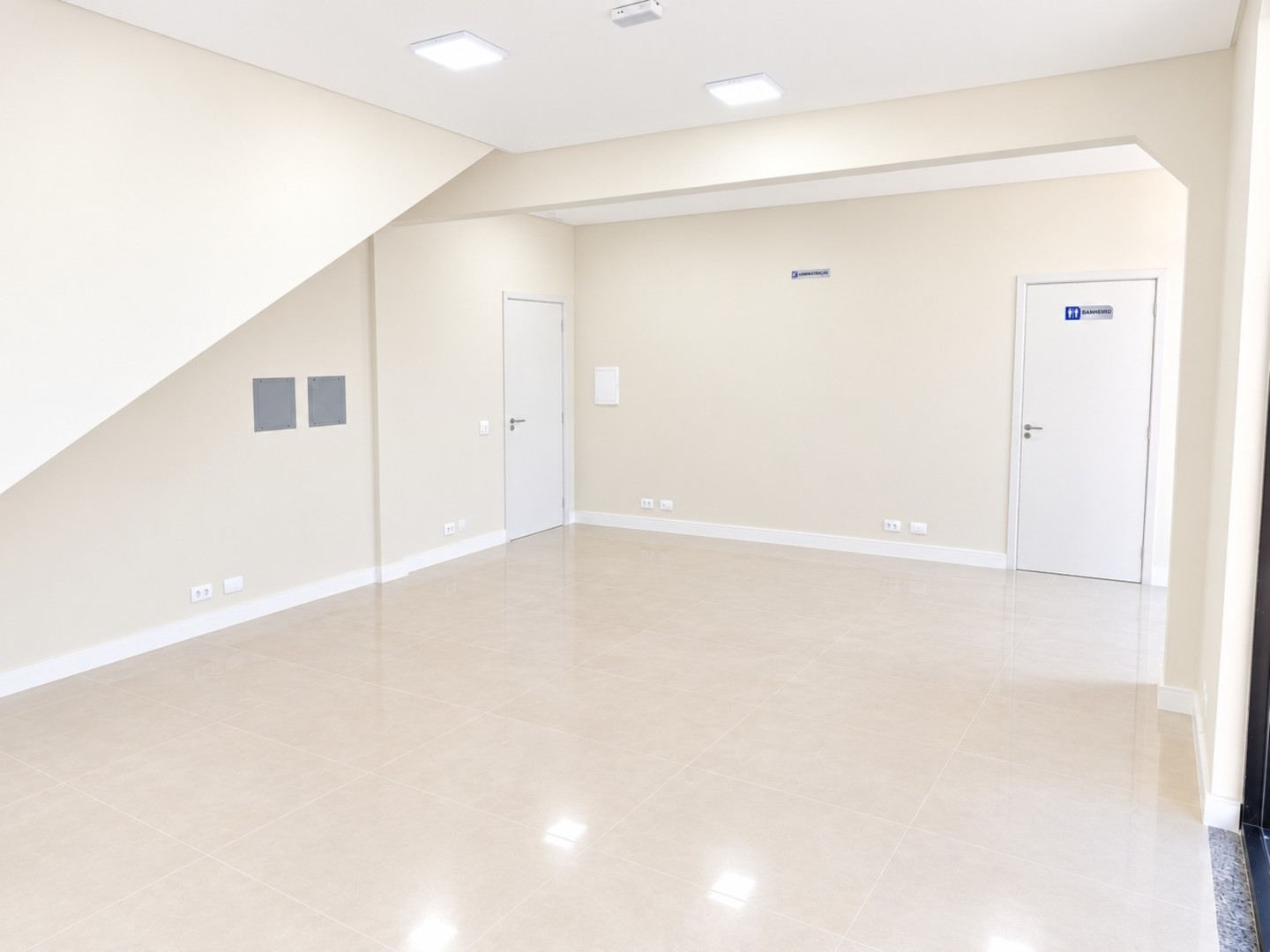 Lobby Moderno e Vazio com Sinalização.png