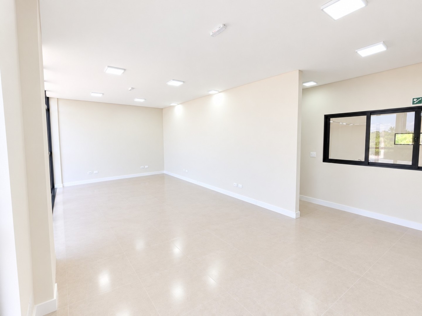 Sala Comercial Moderna e Vazia.png