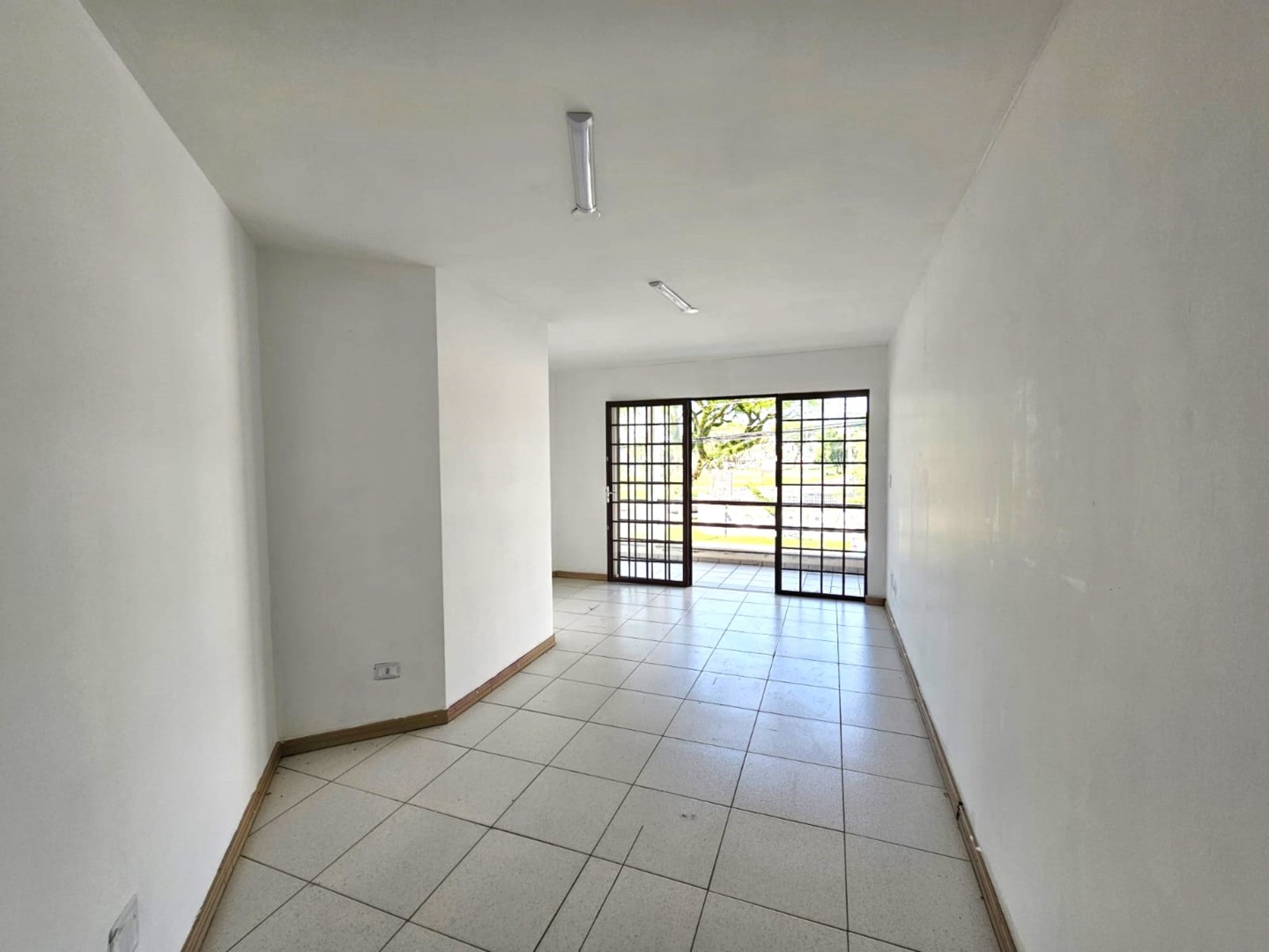 Conjunto Comercial para locacao no Boqueirao em Curitiba com 35m² por R$ 800,00