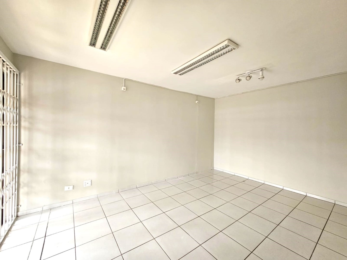 Conjunto Comercial para locacao no Boqueirao em Curitiba com 32m² por R$ 1.500,00