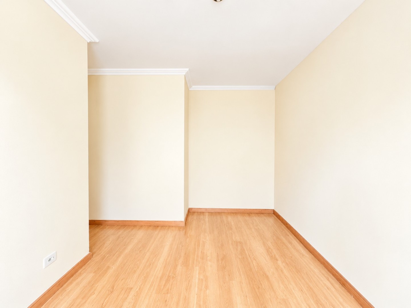 Interior minimalista com alcova iluminada.png