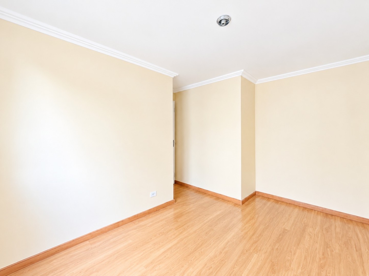 Sala vazia com molduras clássicas.png