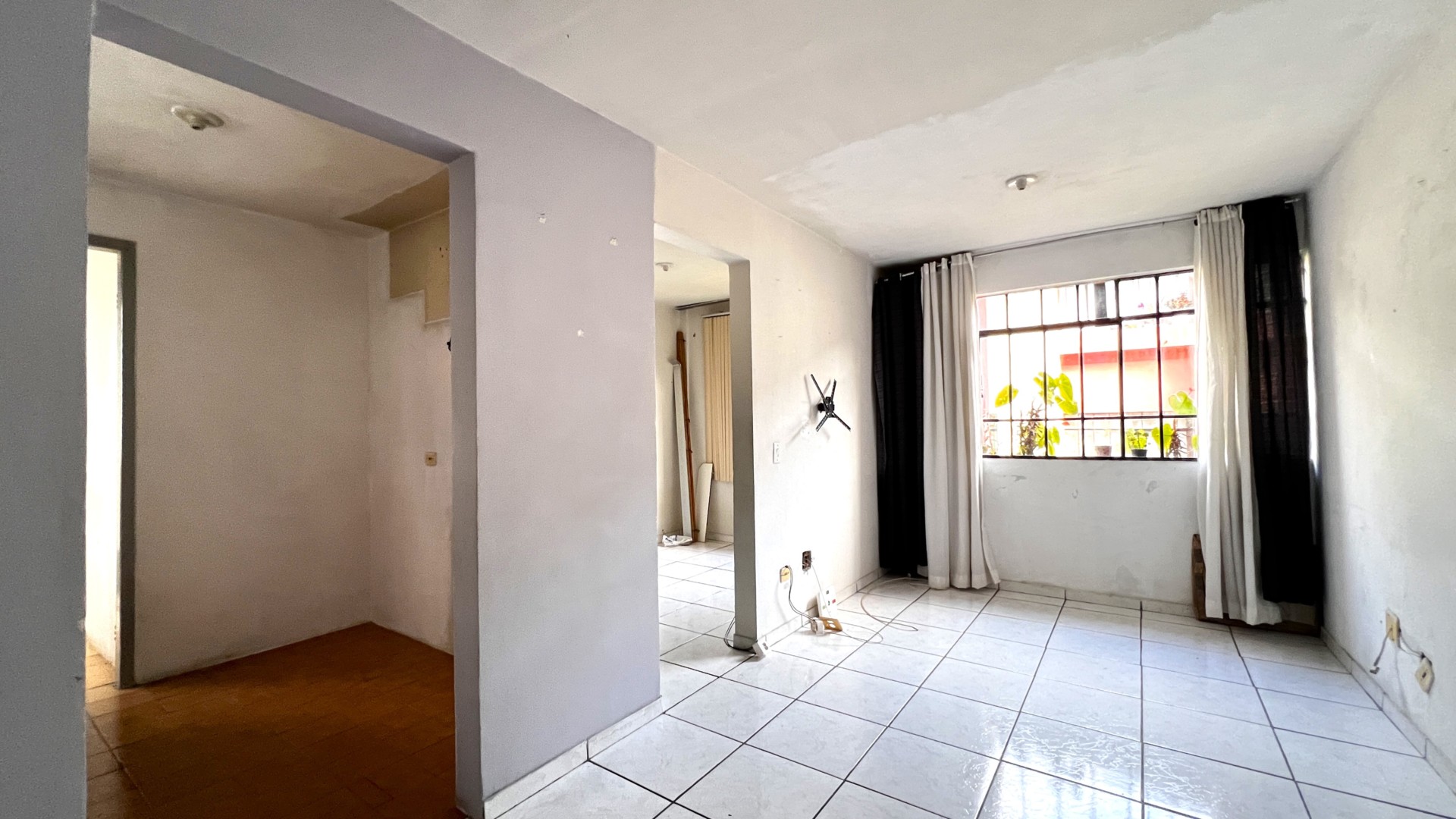 Apartamento para locacao no Sitio Cercado em Curitiba com 40,71m² por R$ 1.000,00