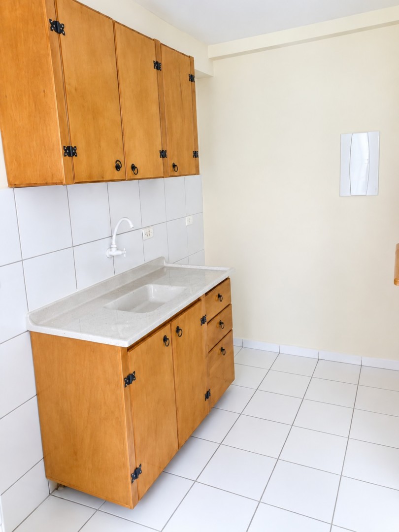 Cozinha compacta clara e organizada.png