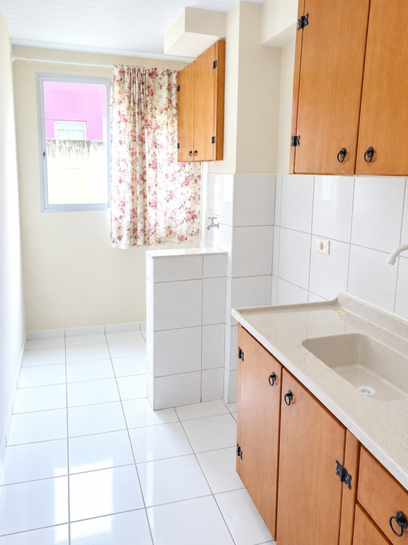 Cozinha compacta com armários de madeira.png