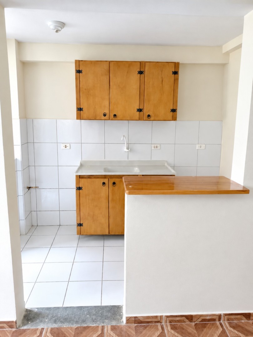 Cozinha compacta iluminada e aconchegante.png