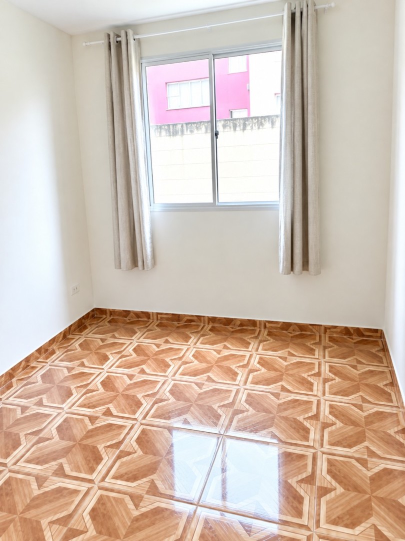 Sala Vazia com Janela e Piso Geométrico (1).png